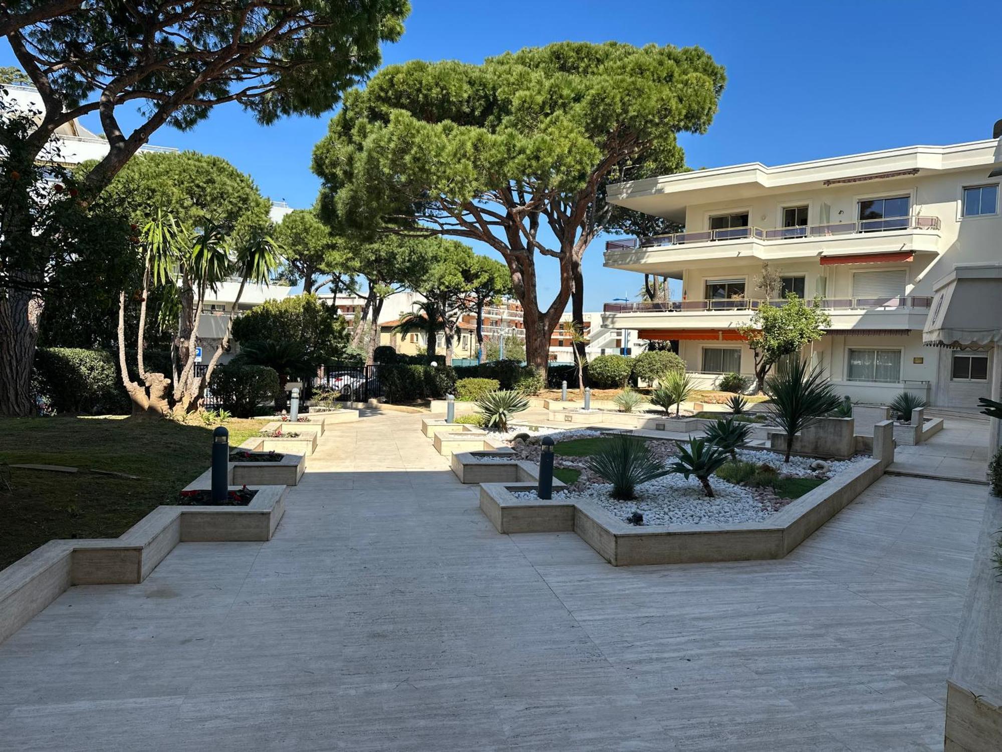 Studio Front De Mer A 10Metres De La Plage Villeneuve-Loubet Exterior photo
