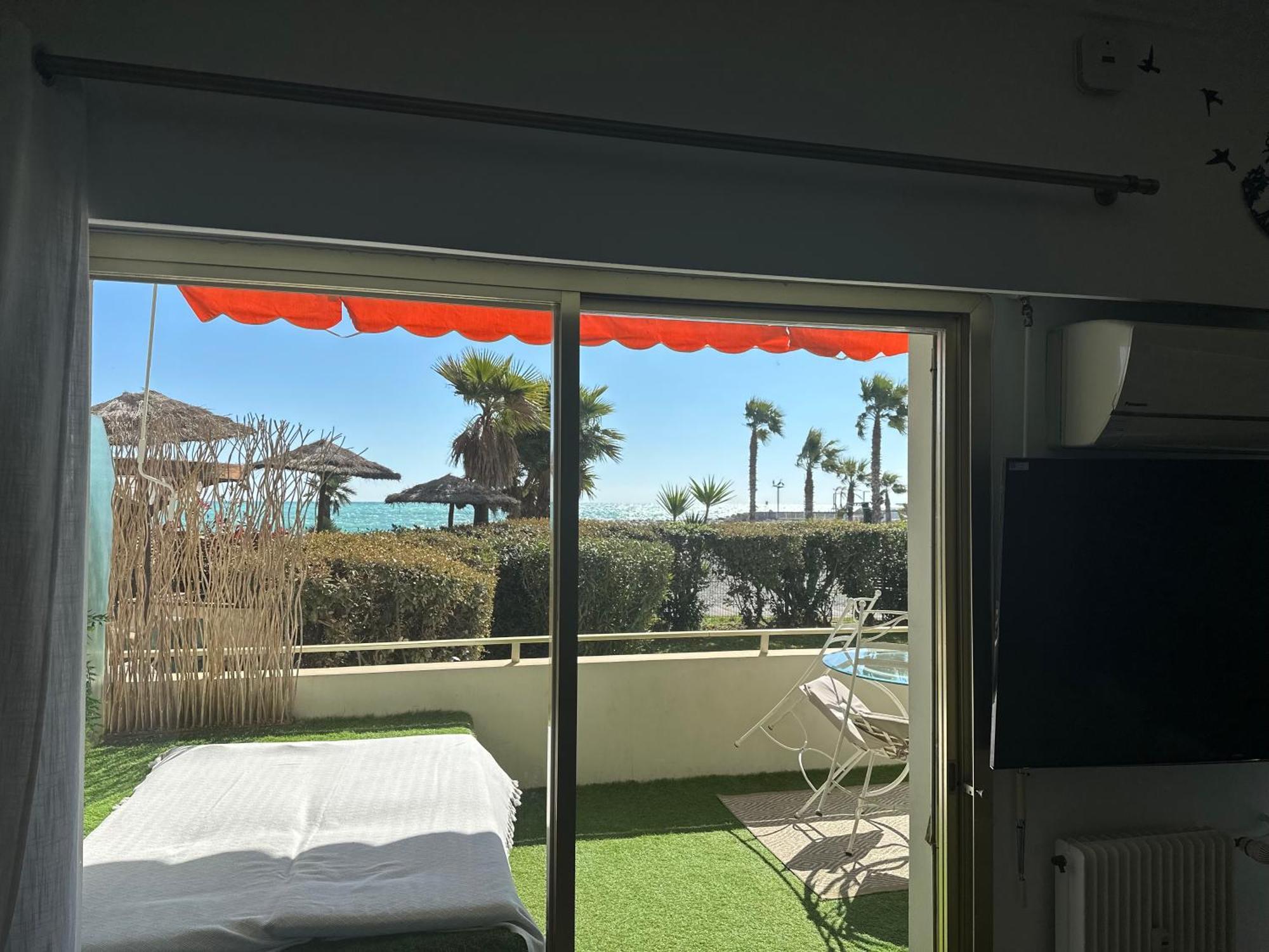 Studio Front De Mer A 10Metres De La Plage Villeneuve-Loubet Exterior photo